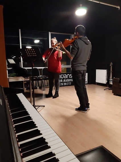 Aynalı müzik dersliğinde keman çalışması