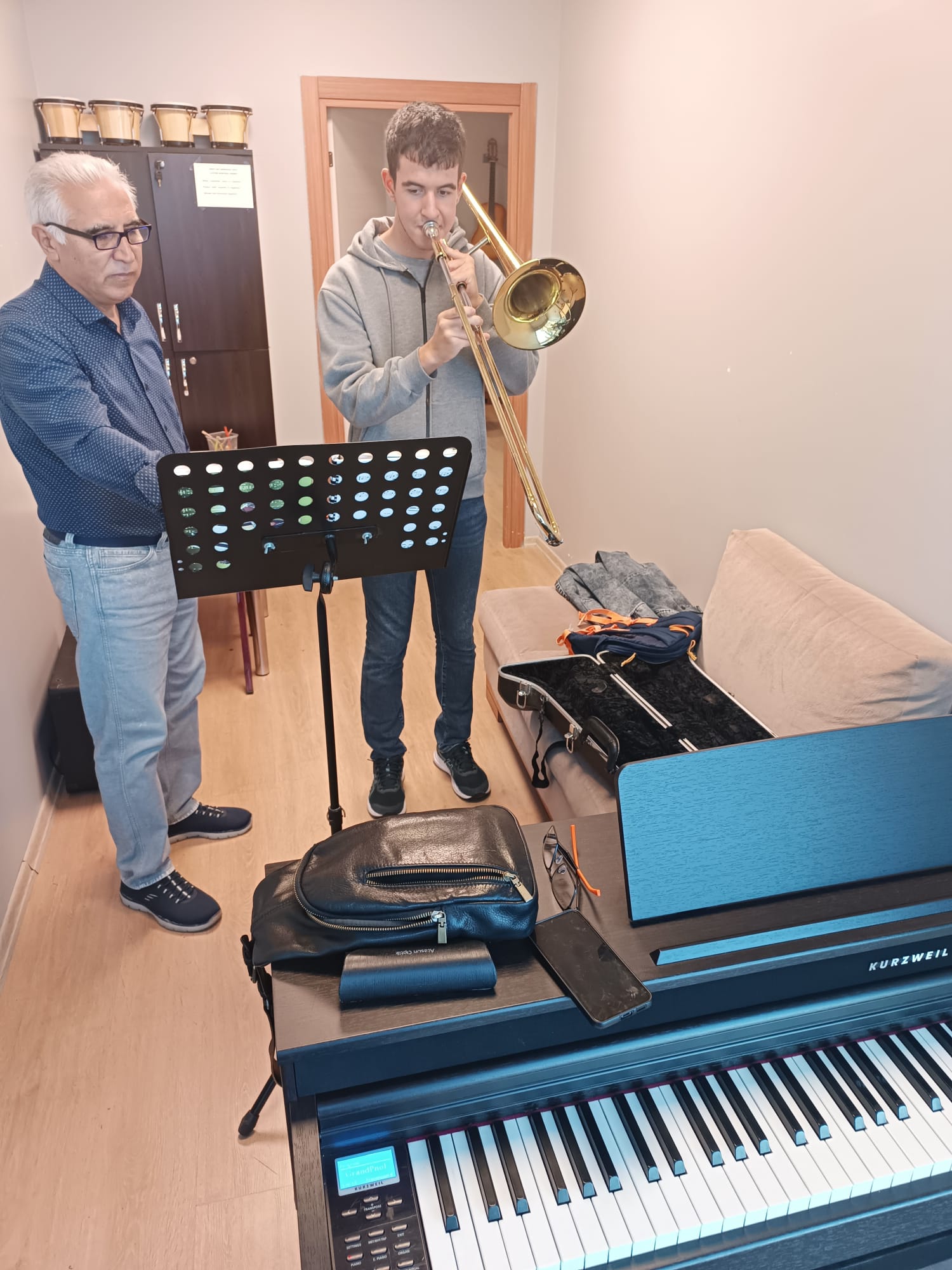 Nota sehpası önünde trombon çalışması