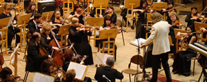 Şef eşliğinde çalan orkestra