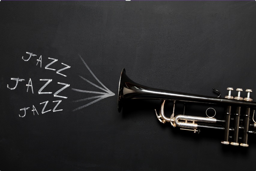 Труба на тёмном фоне с надписью Jazz