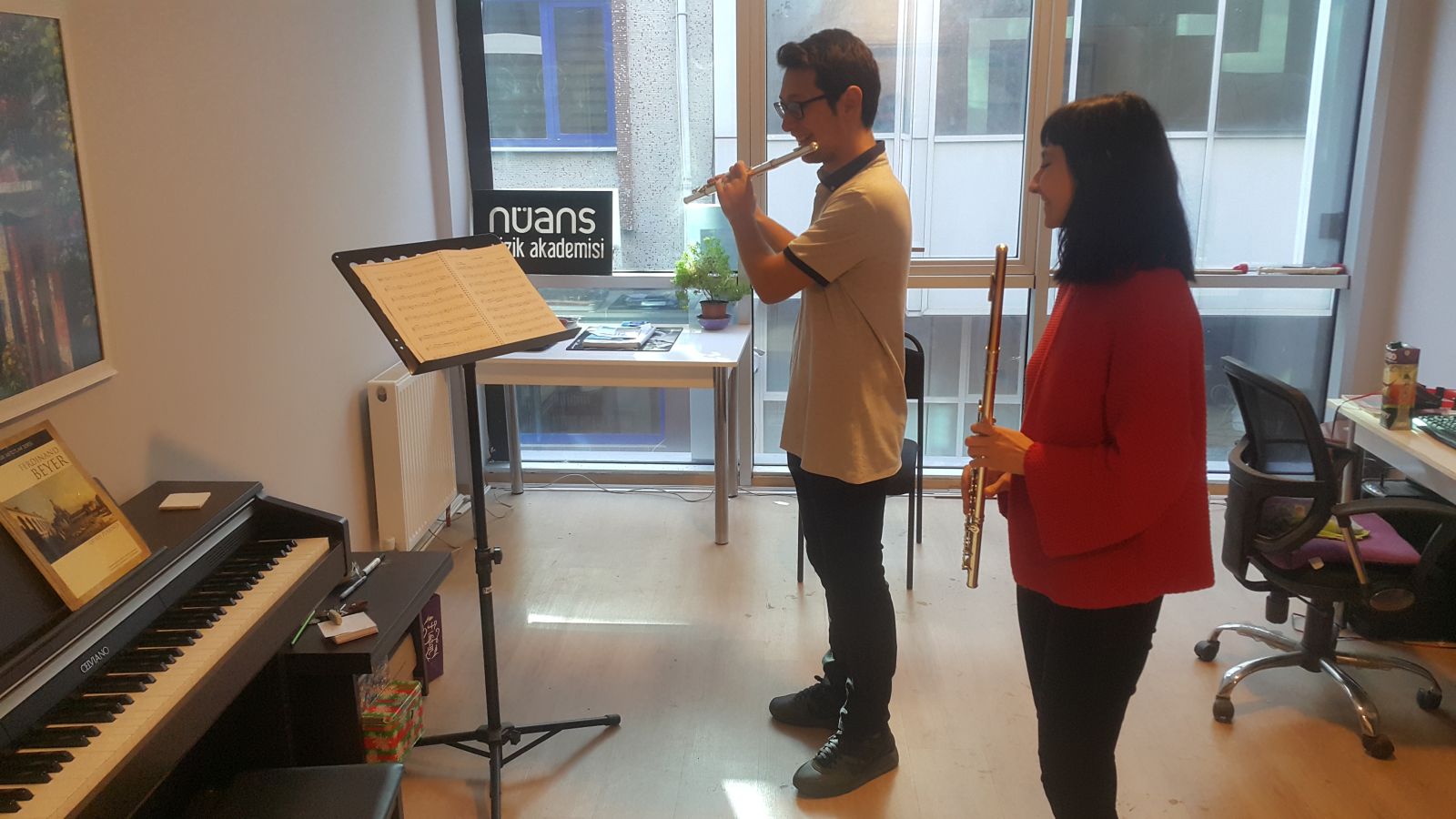 Nüans Müzik dersliğinde nota sehpası ile yan flüt çalışması